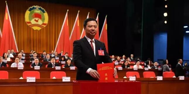 黃振饒任梧州市政協(xié)主席，李彤華、冼秋蓮任副主席，關(guān)遠(yuǎn)芳、何深不再擔(dān)任（簡歷）