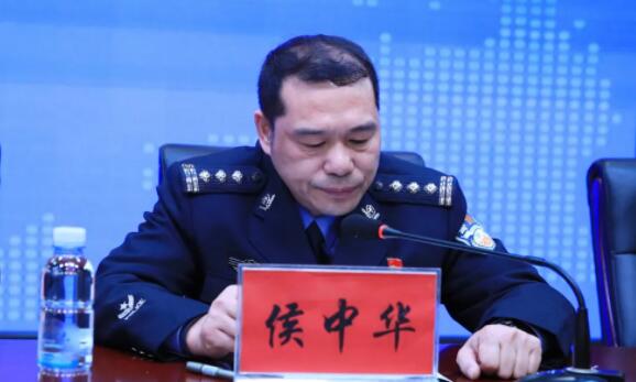 侯中華簡(jiǎn)歷：桂林市公安局機(jī)場(chǎng)分局局長(zhǎng)侯中華，曾任全州縣副縣長(zhǎng)、公安局局長(zhǎng)
