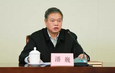 潘巍簡歷：廣西政協(xié)港澳臺(tái)僑和外事委員會(huì)副主任潘巍，曾任廣西發(fā)改委黨組書記、質(zhì)監(jiān)局局長、交通廳廳長