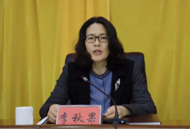 李秋果簡歷：南寧市西鄉(xiāng)塘區(qū)委書記李秋果，曾任南寧市委副秘書長、市委組織部副部長，江南區(qū)副區(qū)長