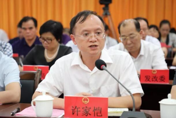 許家愷簡(jiǎn)歷：崇左市扶綏縣委書記許家愷，曾任崇左市政府副秘書長(zhǎng)，大新副縣長(zhǎng)、龍州副縣長(zhǎng)