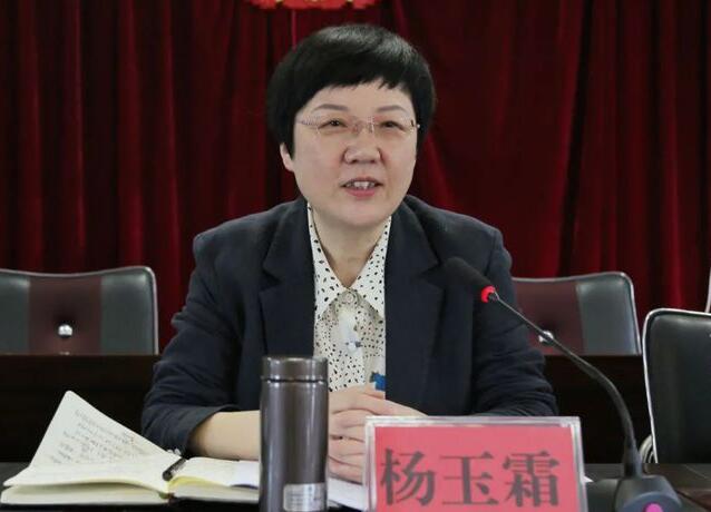 楊玉霜簡歷：桂林市人大副主任、疊彩區(qū)委書記楊玉霜，曾任雁山區(qū)委副書記、區(qū)長，秀峰區(qū)委副書記