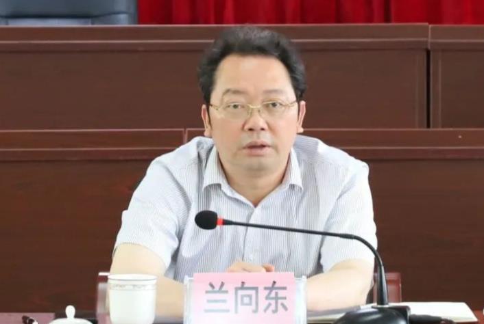 蘭向東簡(jiǎn)歷：來(lái)賓市政協(xié)副主席蘭向東，曾任來(lái)賓市工信委主任，金秀縣委副書記、縣長(zhǎng)