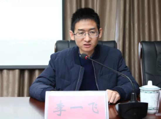 李一飛簡歷：桂林市政府秘書長李一飛，曾任桂林市委副秘書長，靈川縣委常委、組織部部長，龍勝縣委常委、宣傳部部長、副縣長