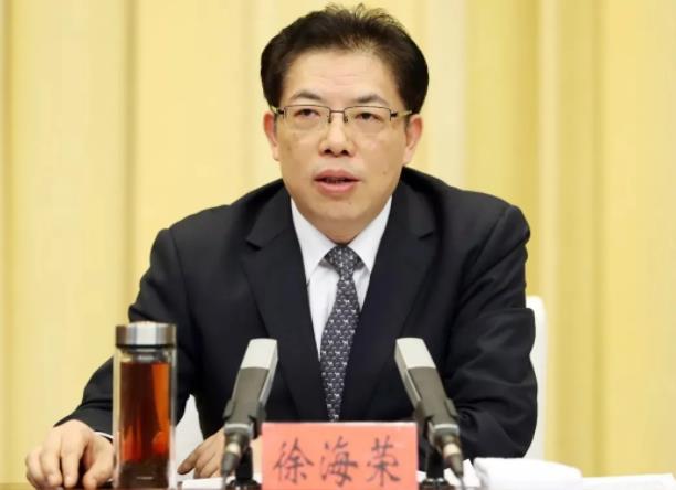 徐海榮簡歷：山東省委常委、統(tǒng)戰(zhàn)部部長徐海榮，曾任廣西自治區(qū)黨委常委、南寧市委書記，新疆自治區(qū)黨委常委、紀委書記，烏魯木齊市委書記，重慶市委常委、宣傳部部長