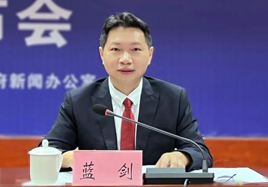藍(lán)劍簡(jiǎn)歷：防城港市委宣傳部副部長(zhǎng)、網(wǎng)信辦主任藍(lán)劍，曾任防城港市文化體育新聞出版局副局長(zhǎng)